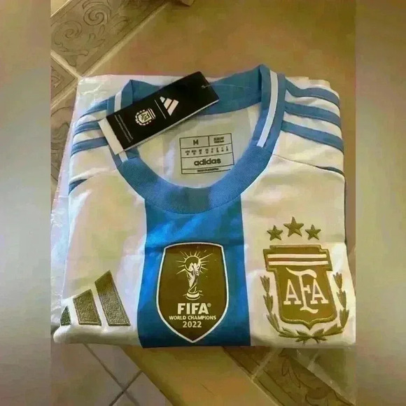 Argentina Copa America 2024 Home
Jersey with Champion Badge - Picture 1 of 3